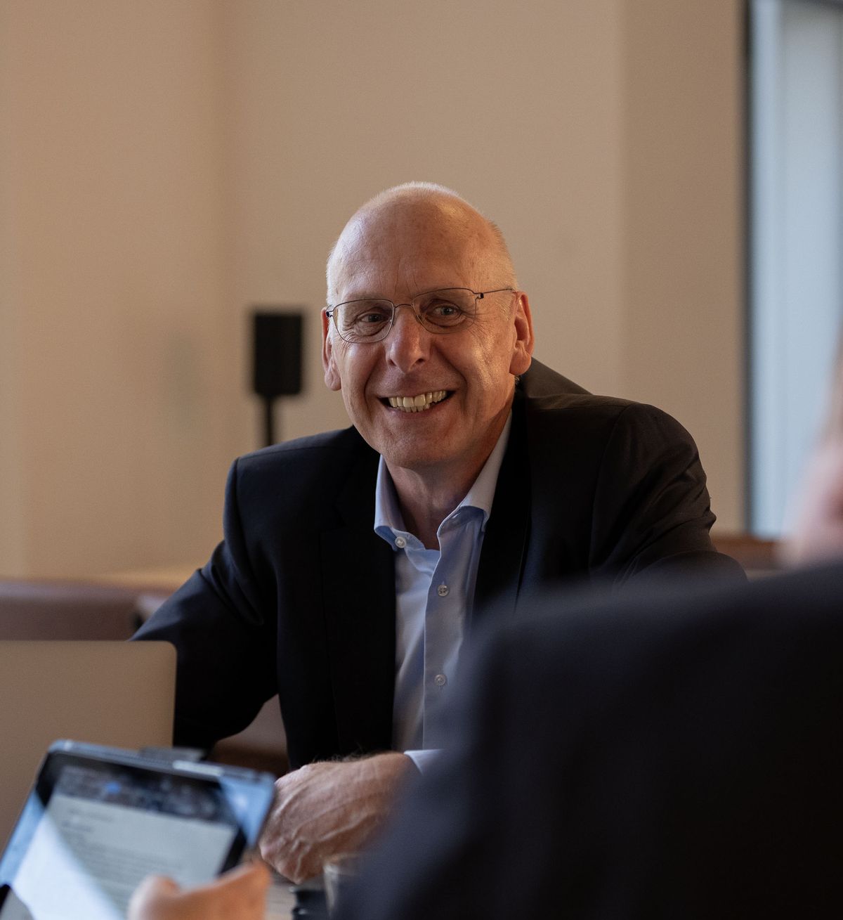 Johan Reinhoudt aan tafel
