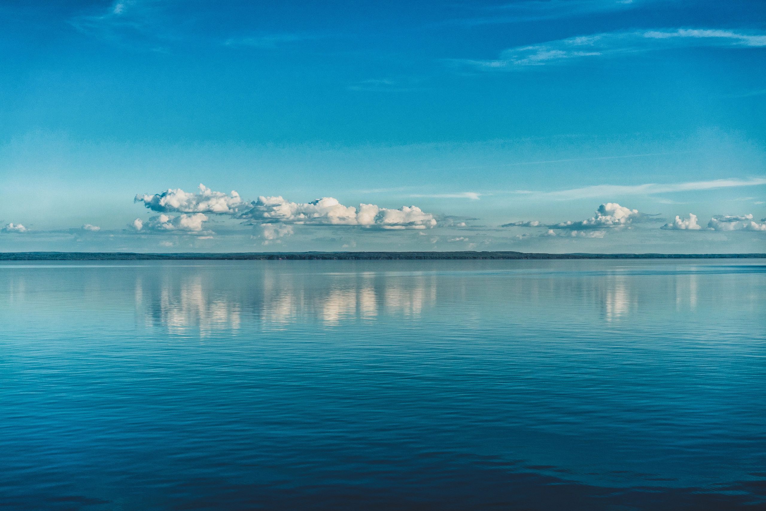 Kalme zee met wolken aan de horizon